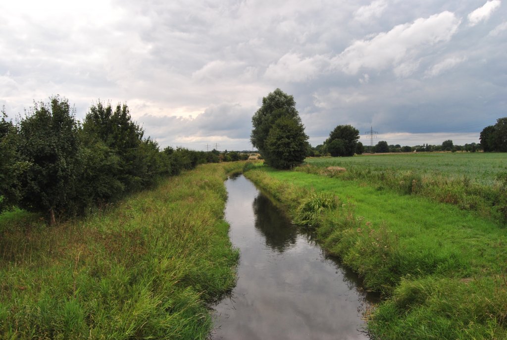 Die Burgdorfer Aue entsteht durch den Zusammenfluss mehrerer Entwässerungsgräben. Sie mündet bei Nienhagen. Foto bei Steinwedel/Lehrte am 16.08.2010.