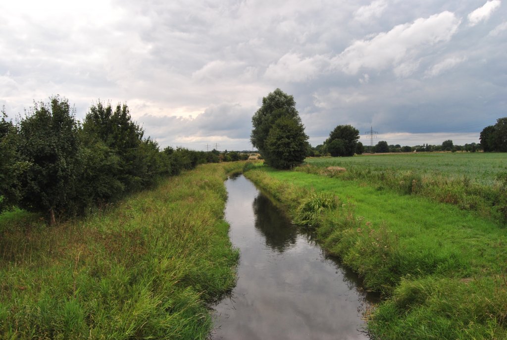 Die Burgdorfer Aue entsteht durch den Zusammenfluss mehrerer Entwsserungsgrben. Sie mndet bei Nienhagen. Foto bei Steinwedel/Lehrte am 16.08.2010.