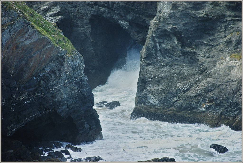 Die einsetzende Flut untersplt die Felsen an der Kste.
(11.05.2011)