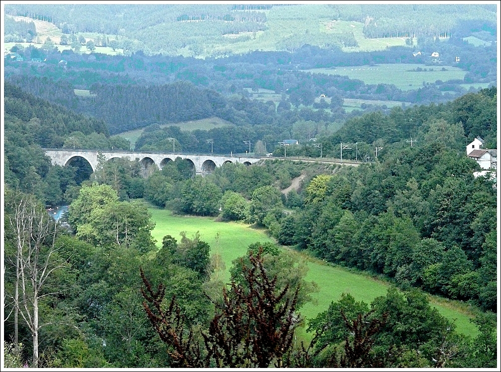 Die Eisenbahnstrecke Luxemburg-Lttich mit der schnen Brcke in der Nhe von Coo passt perfekt in die Landschaft der belgischen Ardennen. 03.08.10 