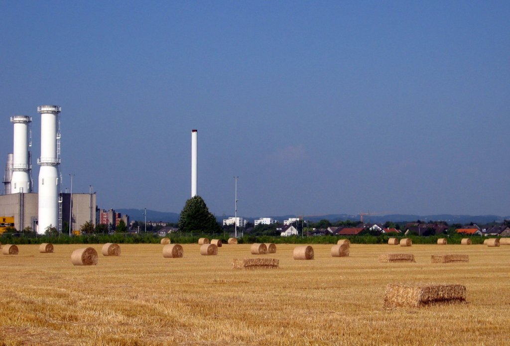 Die Ernte ist eingefahren. Technik und Agrarwirtschaft nahe beieinander. (Porz-Elsdorf 21.07.2006)