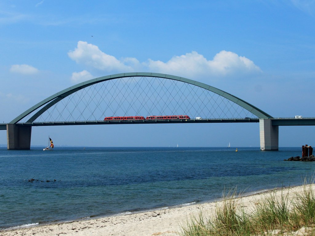 Die Fehmarnsundbrcke oder wie die Einheimischen dort sagen:  der grte Kleiderbgel der Welt . Die Brcke feierte am 30. April diesen Jahres ihren 50sten Geburtstag und ist ein Wahrzeichen Schleswig-Holsteins. Sie verbindet die Insel Fehmarn in der Ostsee mit dem Festland bei Groenbrode und ist eine kombinierte Straen und Eisenbahnbrcke.
Am 14. Mai 1963 wurde der ca. 8km entfernte Fhrhafen von Puttgarden erffnet, von dort geht es mit Fhrschiffen nach Dnemark weiter. Die Vogelfluglinie war fertig und erleichterte den Zug und Autoverkehr erheblich. Dieses Jubilum  50 Jahre Vogelfluglinie  wurde auch mit einer Sonderbriefmarke und mehreren Veranstaltungen auf Fehmarn gefeiert.
Aufnahme vom 12.06.2013


