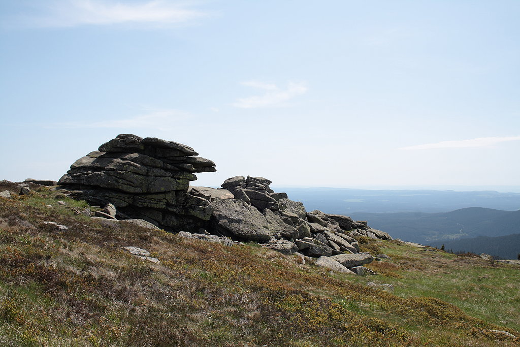 Die Felsformationen der  Teufelskanzel  und des  Hexenwaschbeckens  auf dem Brocken; Blick am frhen Nachmittag des 20.05.2012 vom Gipfelrundweg Richtung Sdosten