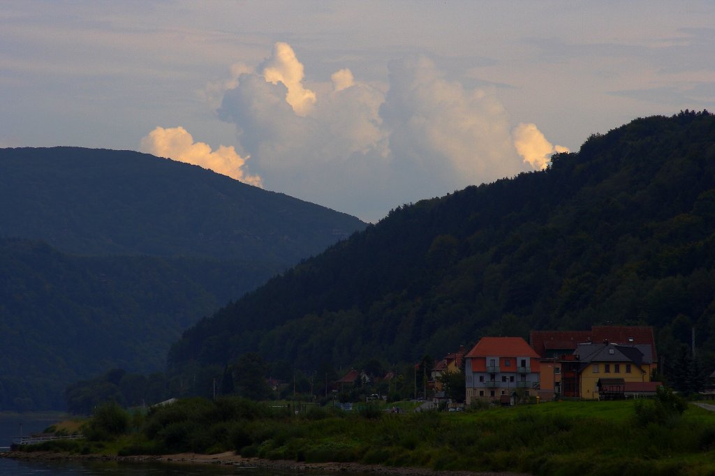 Die folgenden 6 Bilder sind als kleine Dokumentation ber die Passage eines schweren Unwetters ber dem Elbtal in der Schsischen Schweiz gedacht. Alle Aufnahmen erfolgten am 30.08.2012 vom Personendampfer  Meissen  in Hhe der Stadt Bad Schandau aus. Hier zunchst Bild 1: Whrend es durch das aufziehende Gewitter im Elbtal fast  Nacht  wird, quellen auch ber Tschechien bereits gewaltige Wolkentrme empor, die im oberen Bereich noch von der Sonne angestrahlt werden.