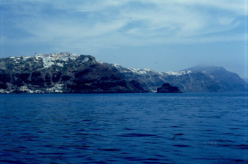 Die griechische Kykladen Insel Santorin vom Boot aus im Mai 1996