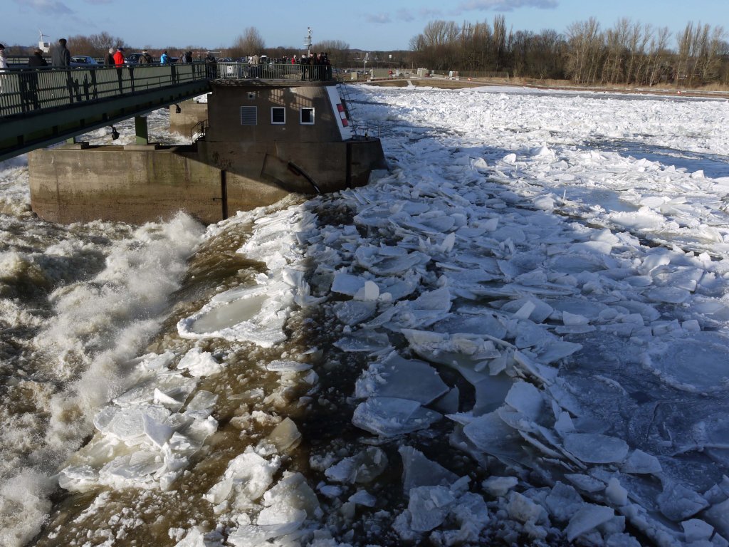 Die harte Arbeit des Eisbrechers hat sich offenbar gelohnt, das Elbwasser ist wieder in Bewegung gekommen und die Eisschollen schwimmen ber das
berstrmte Wehr in den Tidebereich ab; Staustufe Geesthacht, 15.02.2012