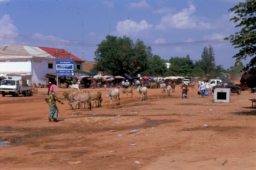 Die Hauptstrasse von Aranyaprathet in Thailand nach Siem Reap in Kambodscha war im Mai 2006 lediglich ein besserer Feldweg.