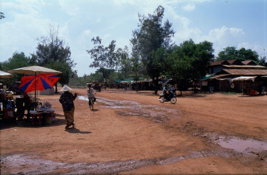 Die Hauptstrasse zwischen Aranyaprathet in Thailand und Siem Reap, dem Ausgangspunkt fr die Besichtigung der Tempelanlage von Angkor, war im Mai 2006 nur ein etwas besserer Feldweg