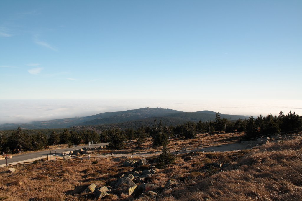 Die Hohneklippen vor einem endlosen Hochnebelmeer; Blick am frhen Nachmittag des 16.11.2012 vom Gipfelrundweg des Brocken Richtung Osten...