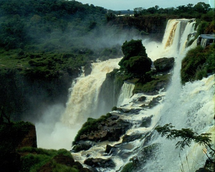 Die Iguazu Wasserflle an der Grenze von Argentinien und Brasilien im Mrz 1992