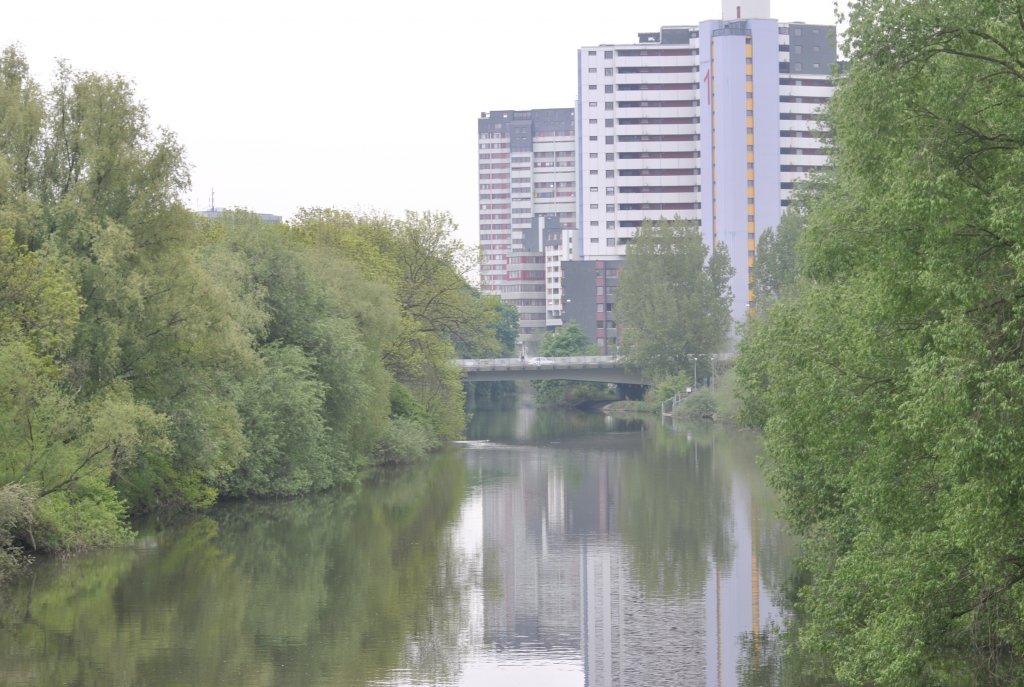 Die Ihme und in Hintergrund das Ihmezentrum in Hannover, am 08.05.10.