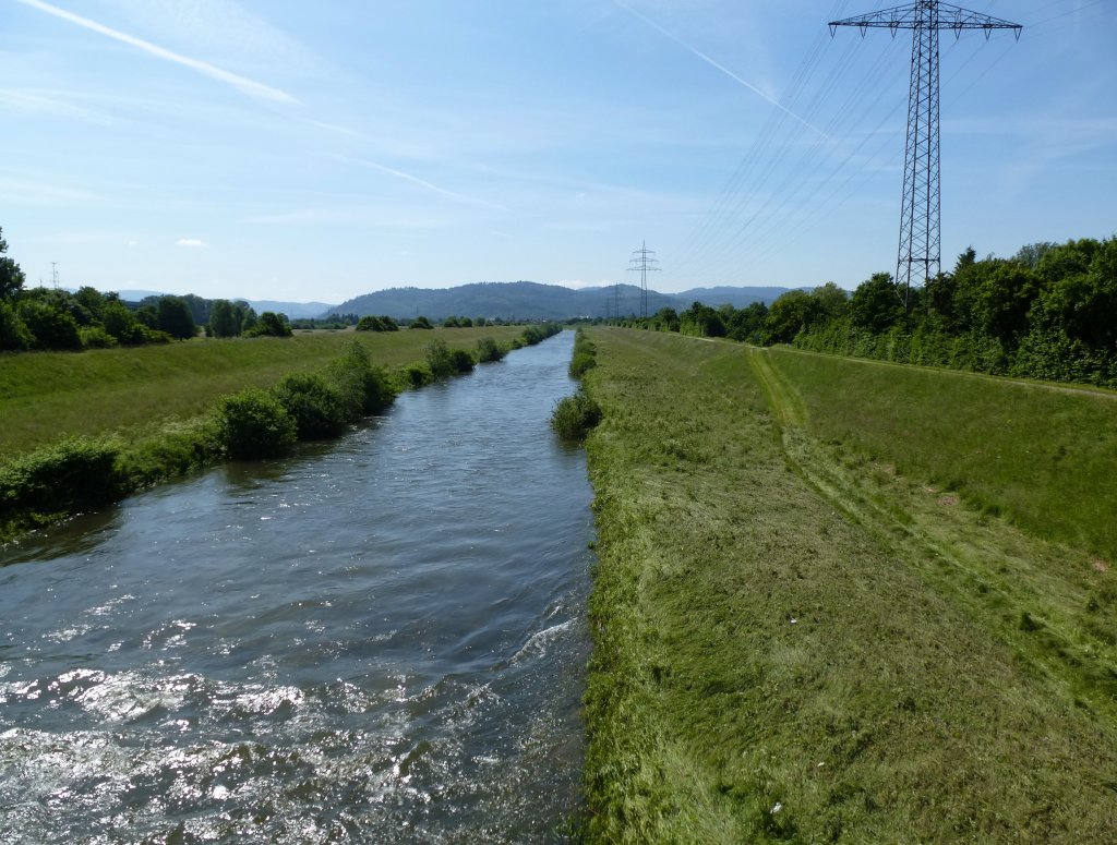 die Kinzig verläßt den Schwarzwald und durchfließt die Rheinebene vor Offenburg, Juni 2013 