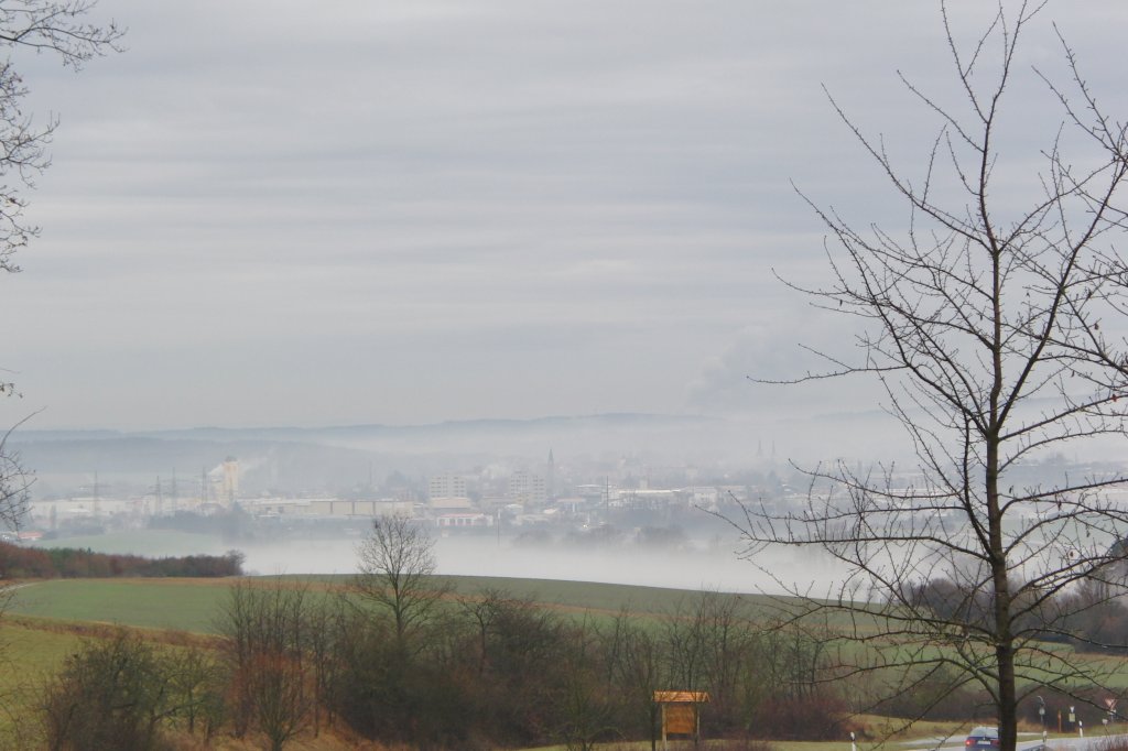 Die Kreisstadt Hafurt verschwindet fast vllig im Nebel