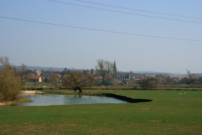 Die Meuse bei Verdun. Auch hier ist deutlich der tiefeingeschnittende Prallhang zu erkennen; 25.03.2012