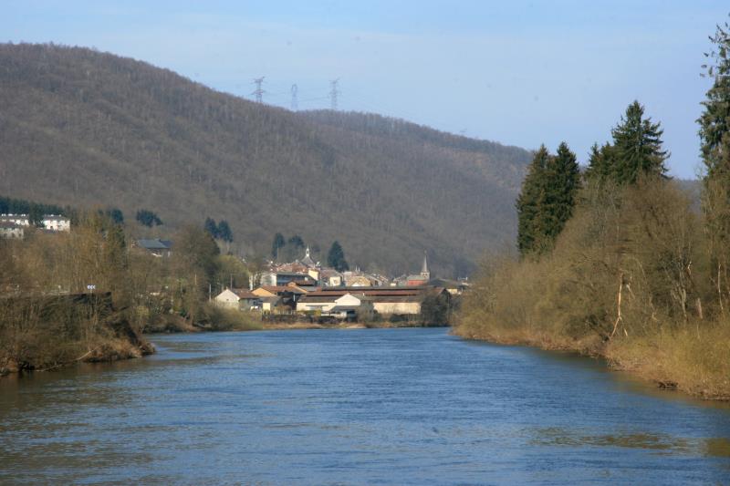 Die Meuse durchfliet die Ardennen bei Revin; 24.03.2012