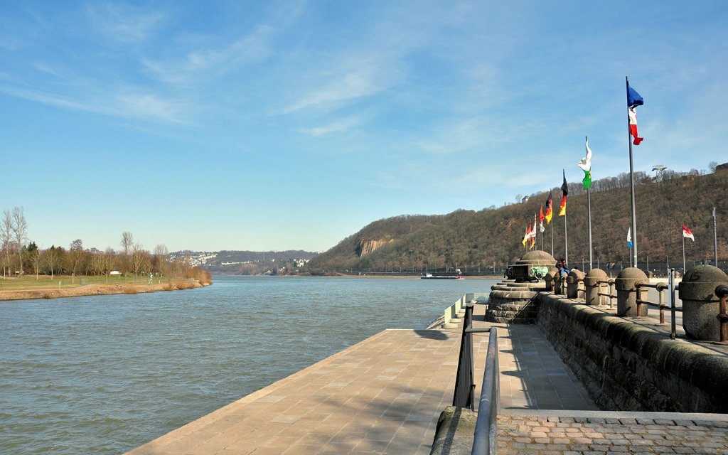 Die Mosel fliet in den Rhein. Koblenz,  Deutsches Eck , 10.03.2010