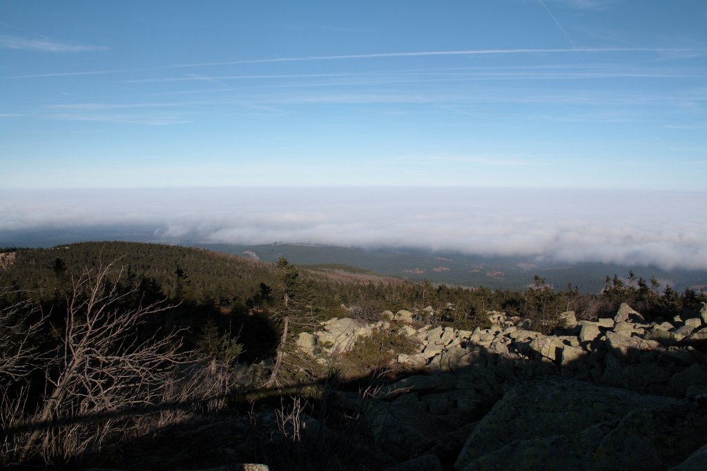 Die norddeutsche Tiefebene unter Hochnebelwolken; Blick am Mittag des 16.11.2012 vom Gipfelrundweg des Brocken Richtung Norden...