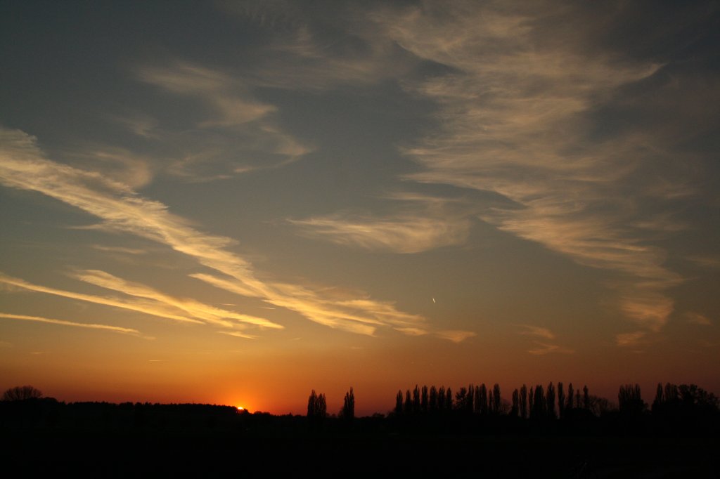 Die Sonne ist bereits untergegangen und die Wolken ziehen ihr nach. (20.04.2011, Kfering)