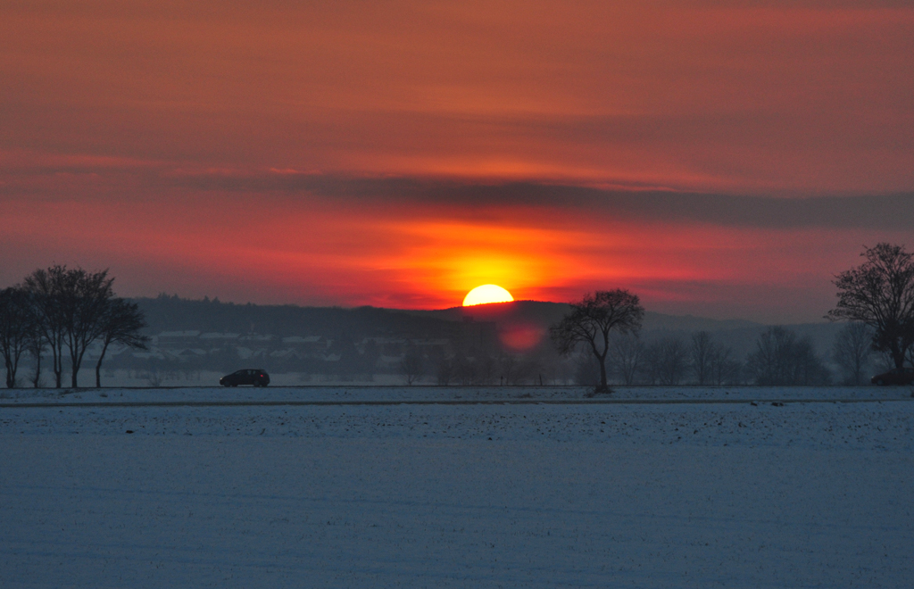 Die Sonne verschwindet am Horizont  hinter der Eifel  - 03.12.2010