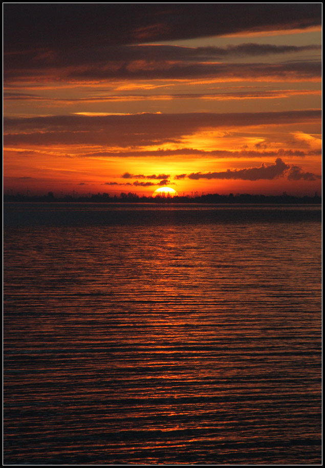 Die Sonne versinkt - 

Am Jadebusen bei Wilhelmshaven. 

18.11.2012 (M)