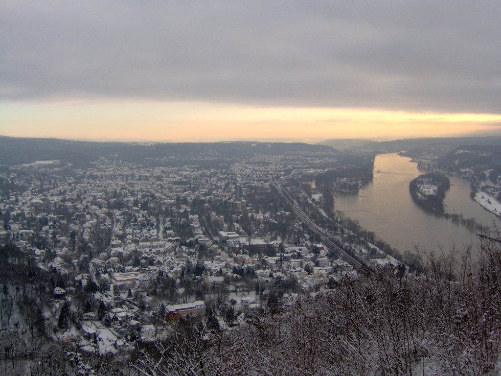 Die Stadt Bad Honnef und der Rhein(verschneit).