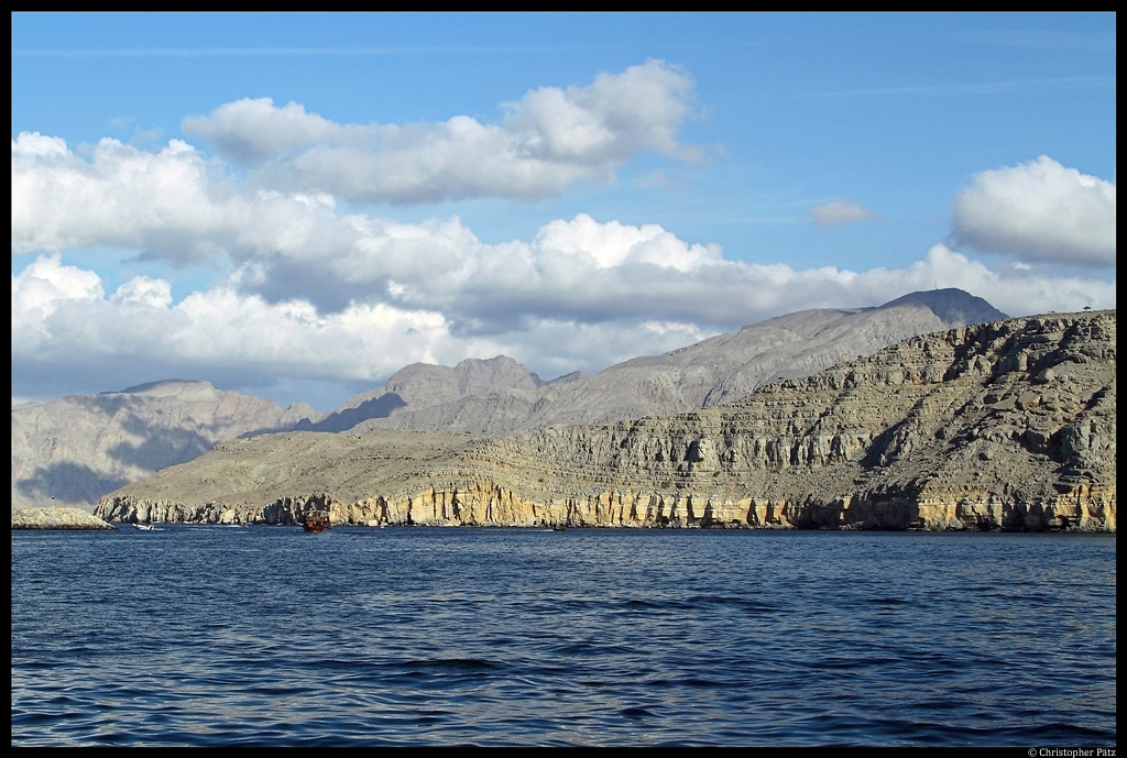 Die Steilkste nahe dem Hafen von Khasab im Oman. (05.12.2012)