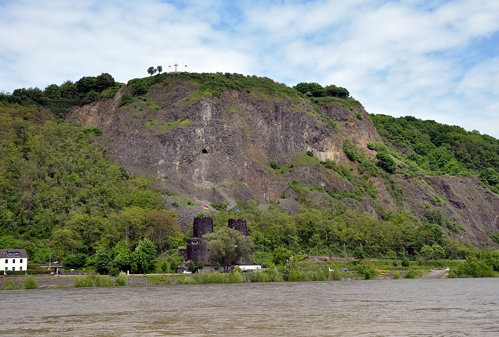 Die Steilwand  Erpeler Ley  am Rhein und die rechtsrheinischen Brckenpfeiler der alten Eisenbahnbrcke von Remagen - 27.05.2013