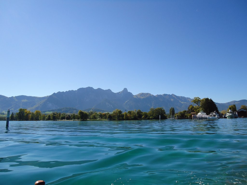 Die Stockhornkette am 3. Oktober 2010 vom Thunersee aus