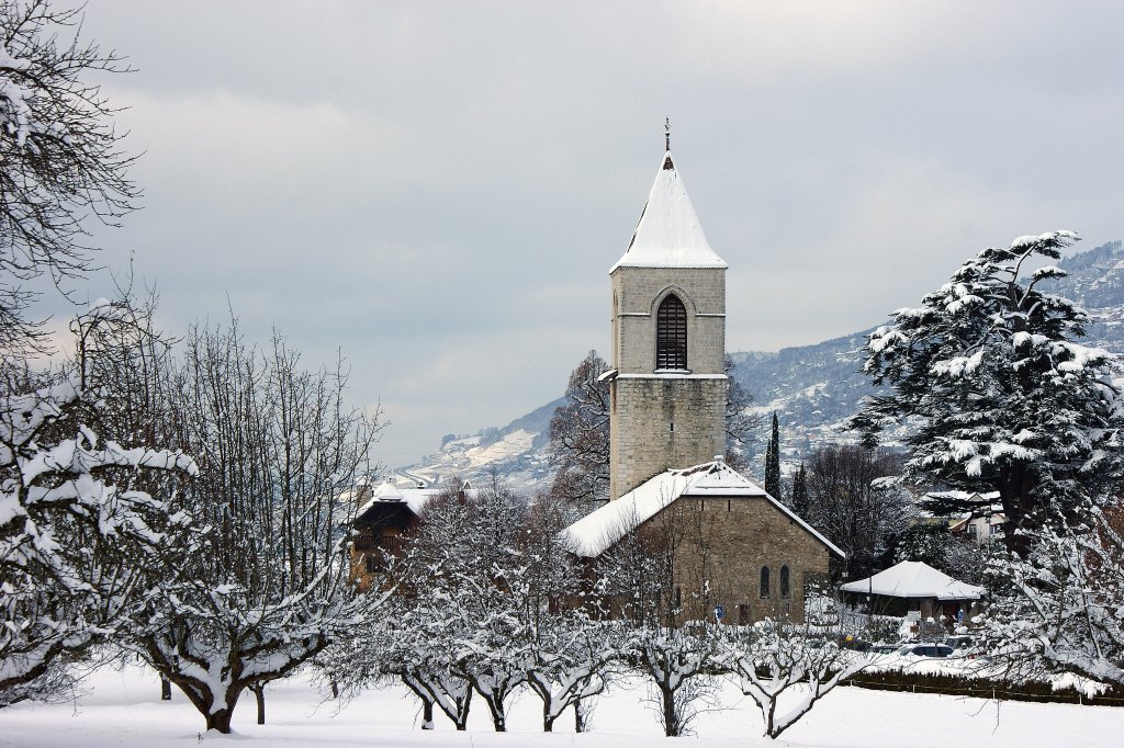 Die tiefverschneite Kirche La Chisaz in St-Lgier 
(02.12.2010)