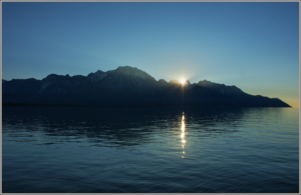 Die untergehende Sonne verzaubert den Genfersee auf seine Weise.
(30.10.2012)