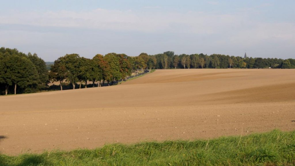 Die wunderschn in die Landschaft eingebettete Umgehungsstrae von Biesental. Aufgenommen 22.09.12.