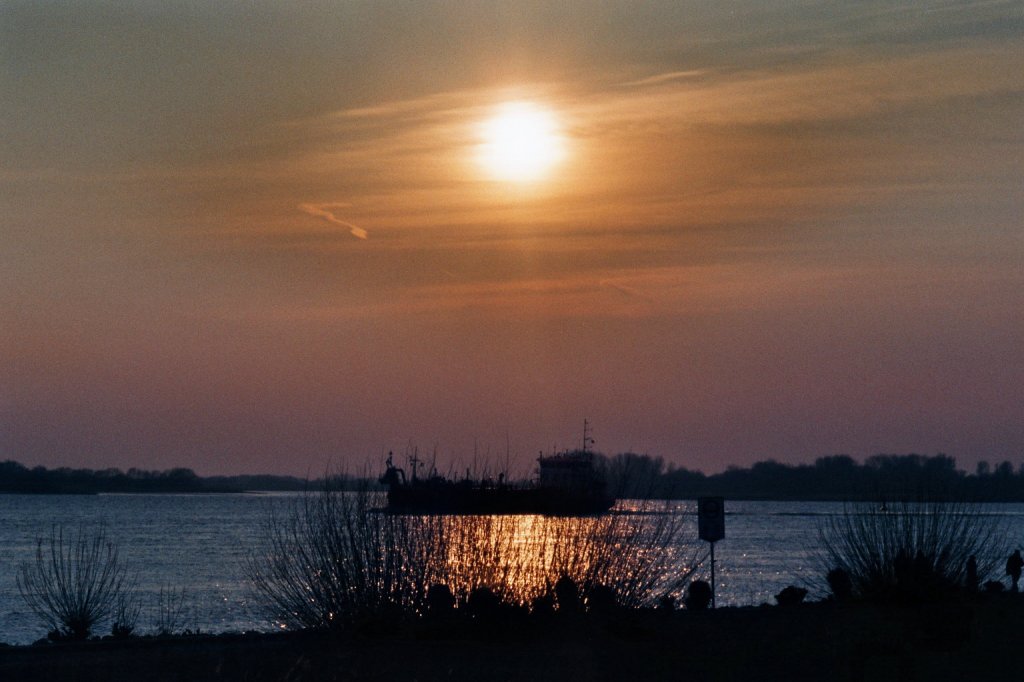 Diese Aufnahme vom 23.06.2012 zeigt den Untergang der Sonne auf der Elbe vor Hamburg-Blankenese.