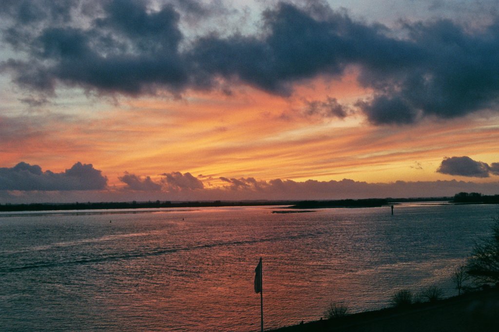 Diese Bild zeigt den Sonnenuntergang ber der Elbe in Hamburg