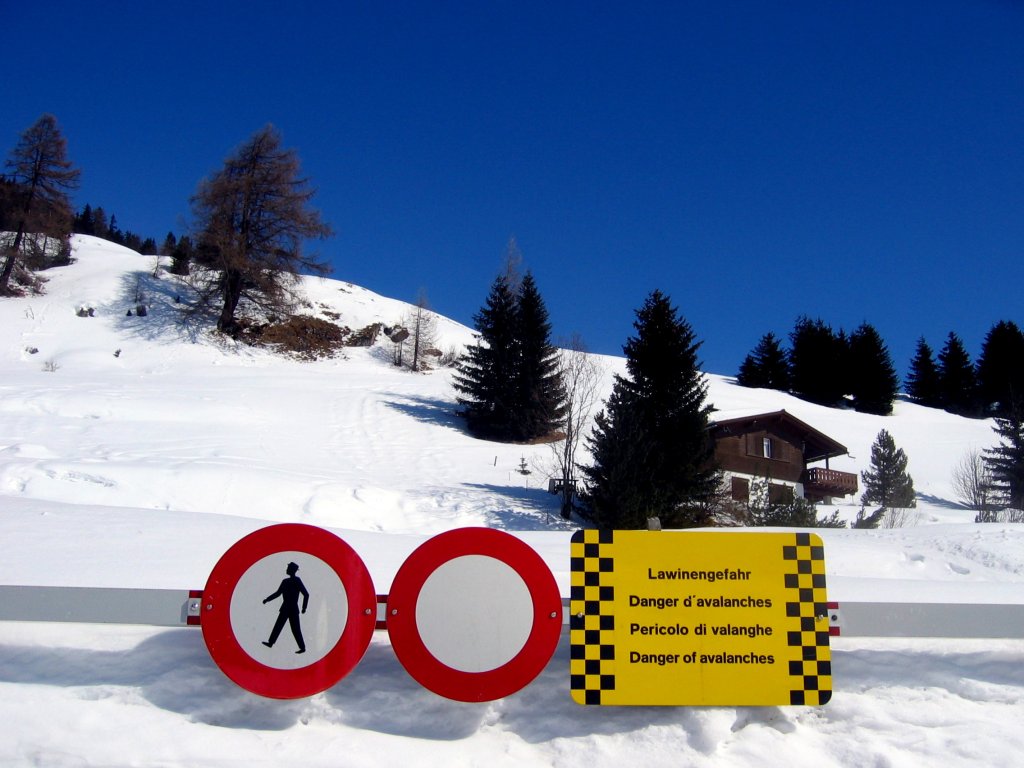 Dieser Weg ist gesperrt wegen  Lawinengefahr , gesehen auf einer Wanderung von Stugls nach Latsch oberhalb Bergün. (13.03.2006)