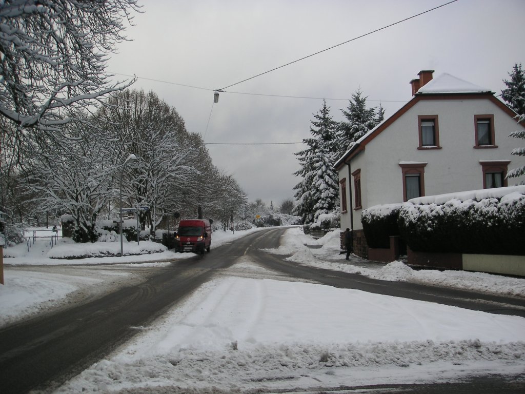 Dieses Foto zeigt die St.Ingberter Strae in Saarbrcken-Ensheim. Dieses Foto habe ich am 01.02.2010 gemacht.