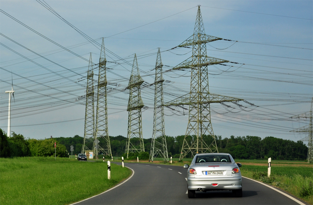  Drahtverhau  zwischen Kln und Bonn. Neue  Hochspannungsleitungen werden in Krze ja viel gebaut werden mssen, damit der Strom von Norden nach Sden flieen kann - 07.05.2011