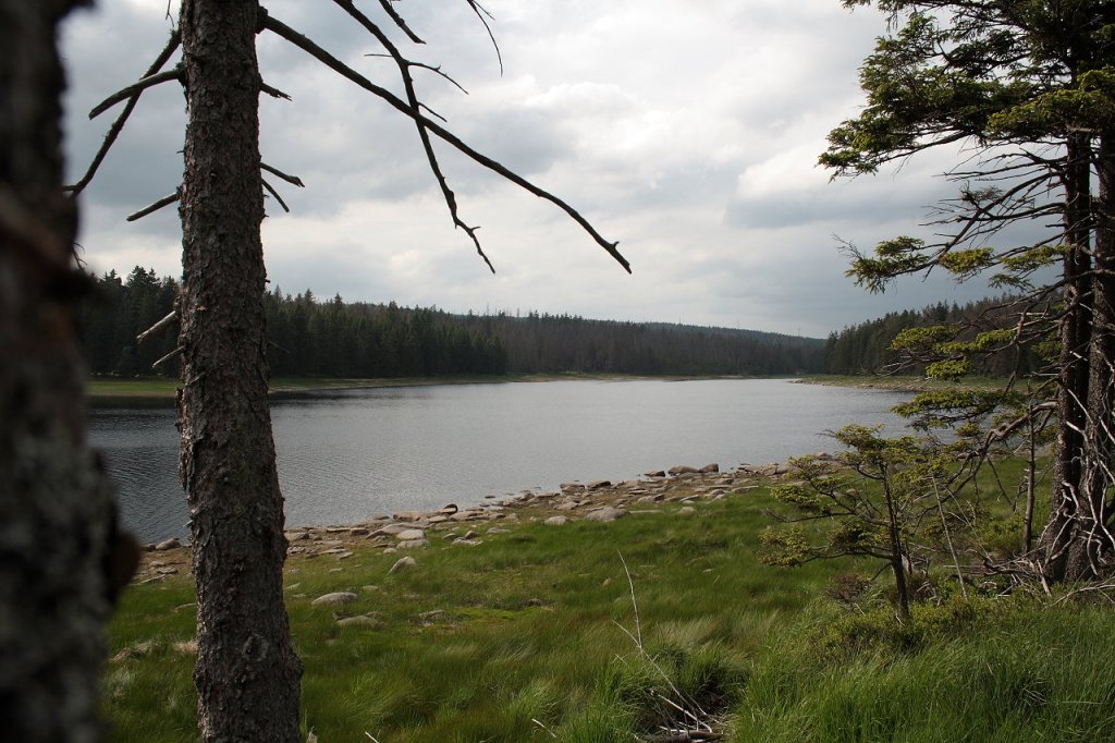 Dunkle Wolken ber dem Oderteich im Nationalpark Harz; Aufnahme am spten Nachmittag des 30.06.2012 vom Rundwanderweg am Ostufer des Stausees. 