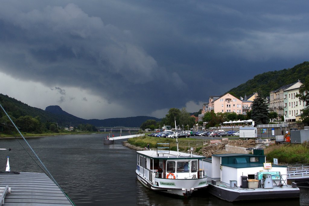 Durchzug einer Gewitterfront am 30.08.2012 ber dem Elbtal bei Bad Schandau, Bild 4: Hier berquert das Ungetm gerade die Elbe. Die Stadt Bad Schandau kam glcklicherweise mit ein paar krftigen Sturmben und etwas Regen davon! Schlimmer sah es etwas weiter nrdlich, etwa ab Knigstein elbabwrts, aus! Wie ich bei der Rckfahrt sehen konnte, waren hier ste und stellenweise ganze Bume abgebrochen!