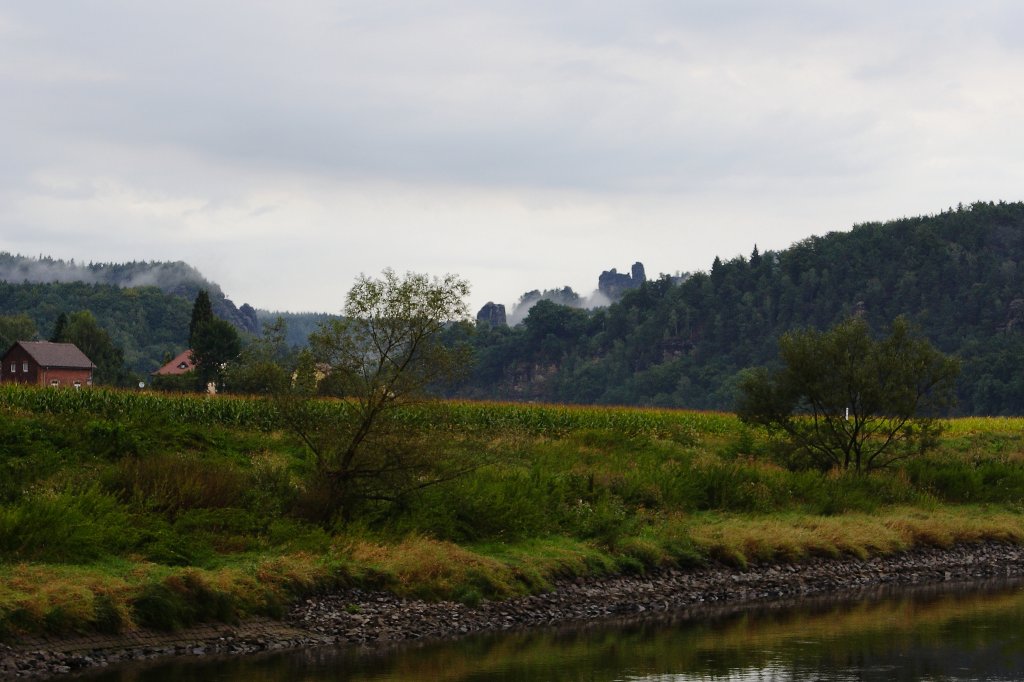 Durchzug einer Gewitterfront am 30.08.2012 ber dem Elbtal bei Bad Schandau, Bild 6: Nachdem sich das Unwetter verzogen hatte, konnte ich infolge desselben die schon so oft gesehene Felsformation  Lokomotive  in der Nhe des Kurortes Rathen, tatschlich das erste Mal  dampfen  sehen!! ;-)