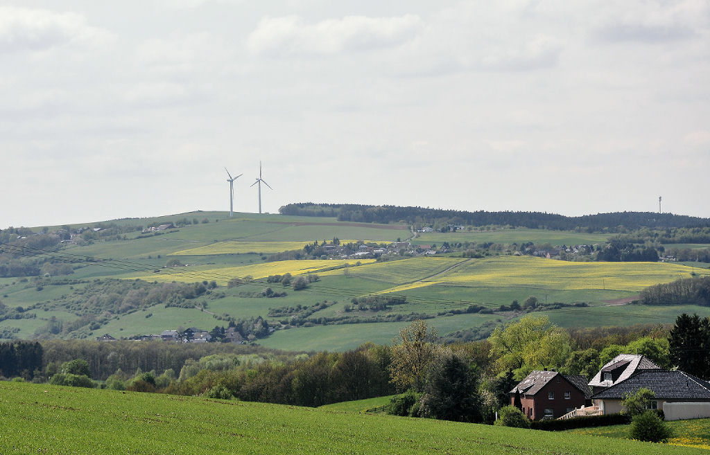 Eifellandschaft mit Windrdern - bei  Weiler am Berge  - 05.05.2010