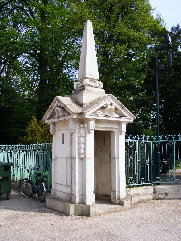 Ein altes Wachhaus am Eingang zu Schlo Benrath in Dsseldorf am 28. April 2010.