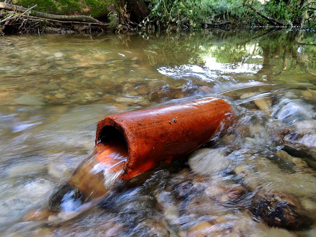 Ein altes Ziegelrohr sorgt im sonst ruhigen Bachbett fr schnellfliessende Wasservermengung; 120621