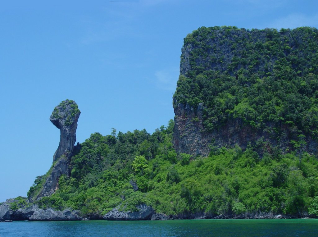 Ein Ausflug in die Andaman See lohnt sich immer. Die Landschaft ist einzigartig. Unvermittelt steigen immer wieder steile und teilweise groteske Felsen aus dem Wasser der Andaman See auf. (April 2006)