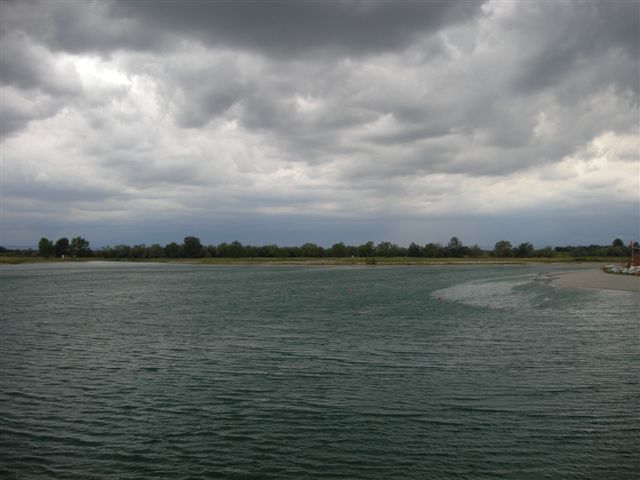 Ein Badesee im Burgenland bei Sturm.
Kurz vor einem Gewitter aufgenommen am 15.8.2011