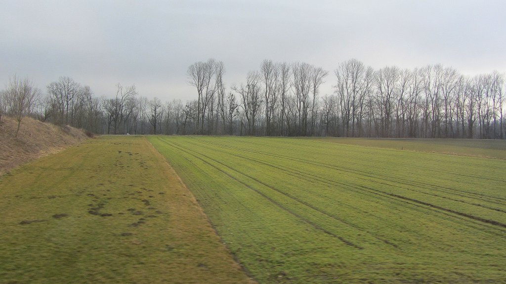 Ein bayerisches Feld zwischen Brannenburg und Raubling aus dem Zug fotografiert. Die Aufnahme entstand am 3.3.2012, wo der Schnee schon zur Gnze verschwunden ist.