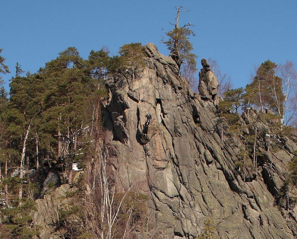 Ein Bergsteiger seilt sich ab vom Gipfel der Marienwand; Aufnahme um die Mittagszeit des 07.04.2013 im Okertal...