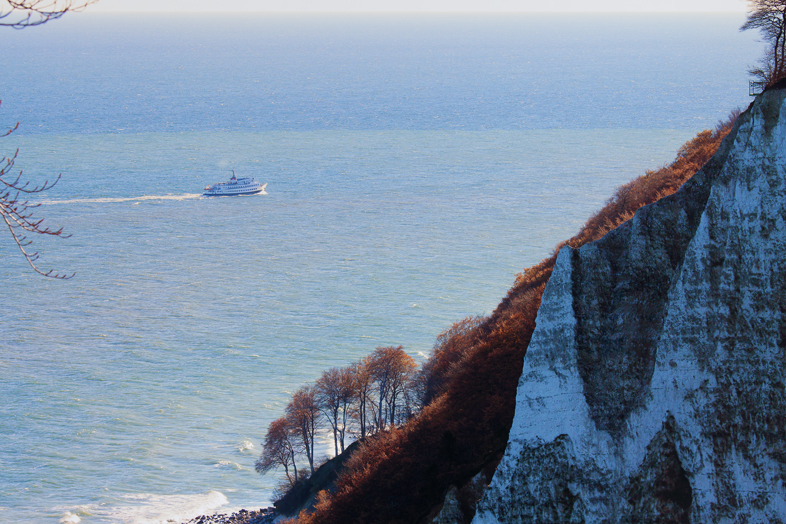Ein Fahrgastschiff auf der Ostsee fhrt an den Rgener Kreidefelsen vorbei, sowie am Knigsstuhl (Standort) und der Victoriasicht (rechts Oben). - 26.10.2010
