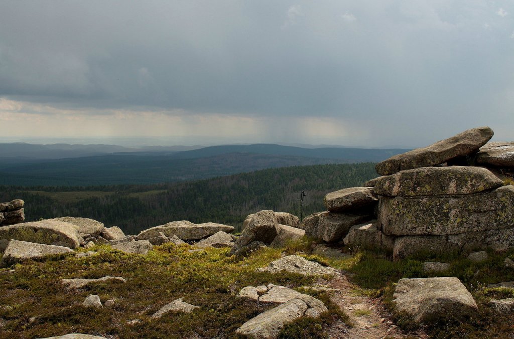 Ein Gewitter zieht von Sdwesten in den Harz; Blick am Nachmittag des 01.07.2013 vom Gipfelrundweg des Brocken...