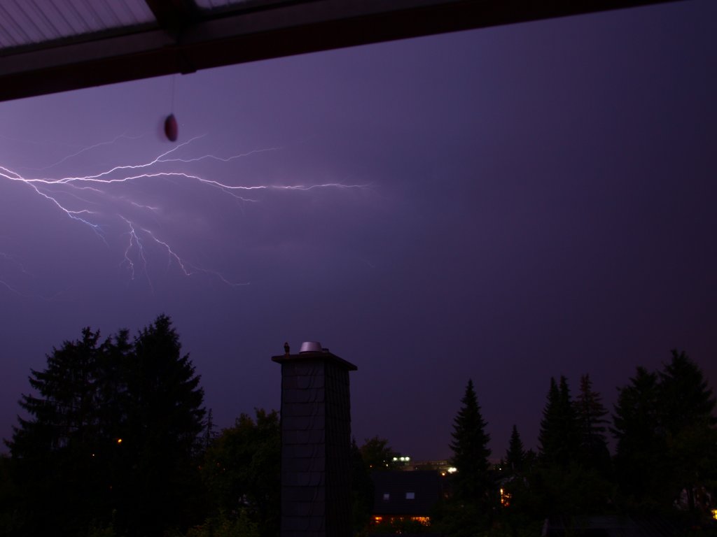 Ein heftiges Sommergewitter entld sich in der Nacht ber Aachen. 