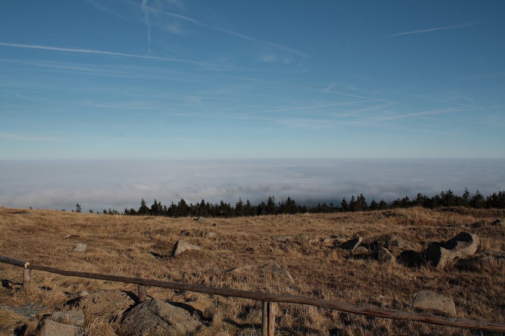 Ein Hochnebelmeer ber Norddeutschland; Blick am frhen Nachmittag des 16.11.2012 vom Brockengipfel Richtung Norden...